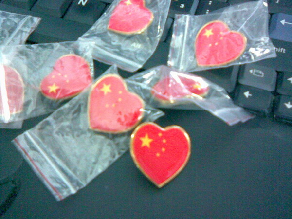 在taobao整了十颗国旗，准备别在T恤上