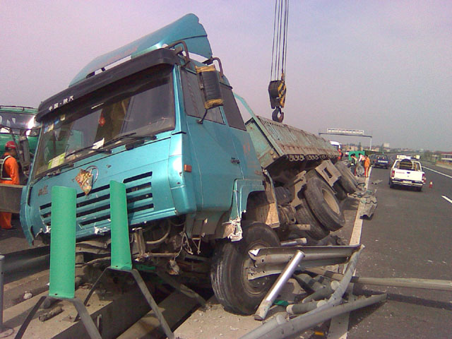 [原创]今晨宁启高速大货车侧翻事故现场照片