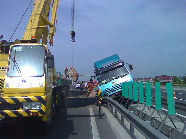 [原创]今晨宁启高速大货车侧翻事故现场照片