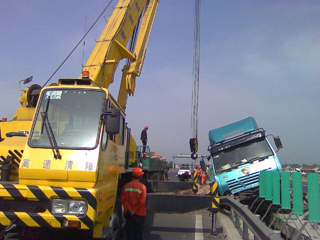 [原创]今晨宁启高速大货车侧翻事故现场照片