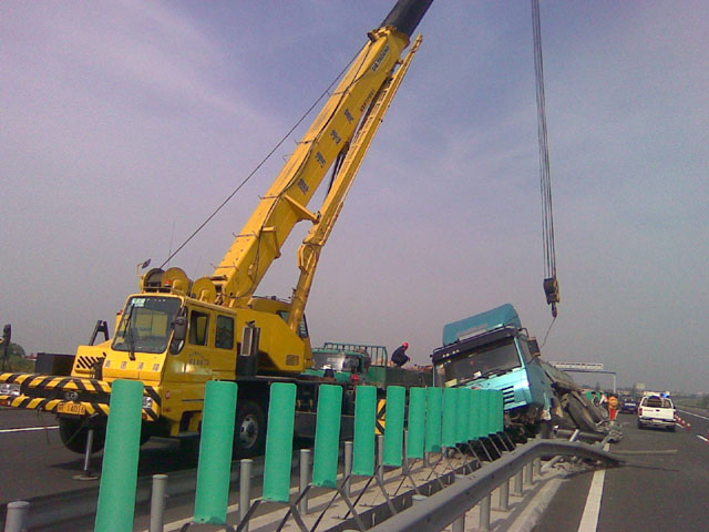 [原创]今晨宁启高速大货车侧翻事故现场照片