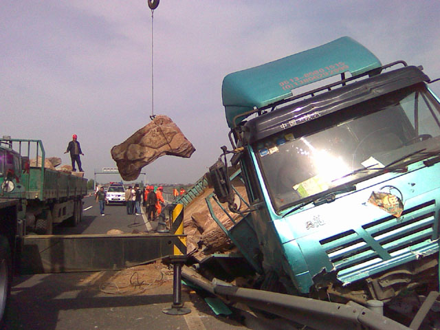 [原创]今晨宁启高速大货车侧翻事故现场照片