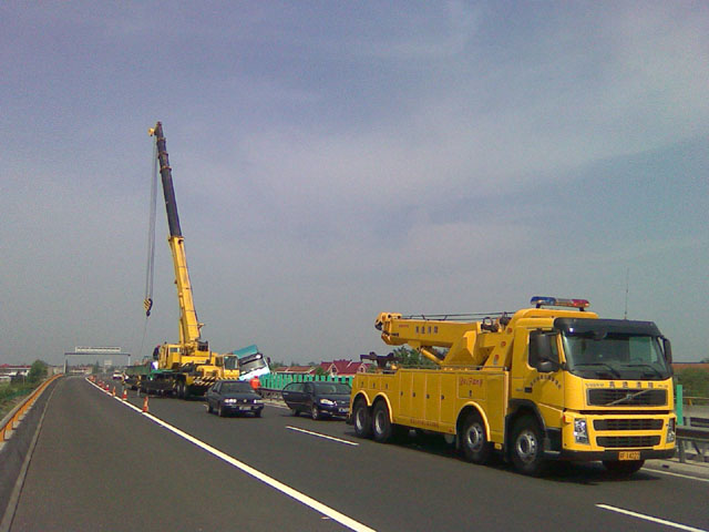 [原创]今晨宁启高速大货车侧翻事故现场照片