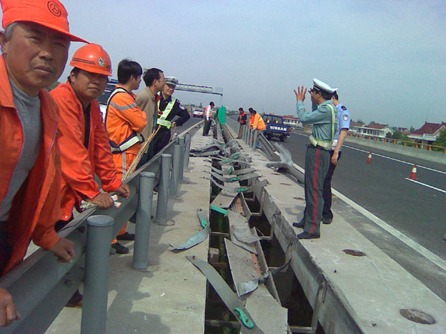 [原创]今晨宁启高速大货车侧翻事故现场照片