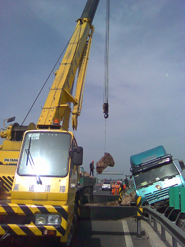 [原创]今晨宁启高速大货车侧翻事故现场照片