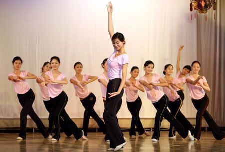 奥运会礼仪小姐训练中