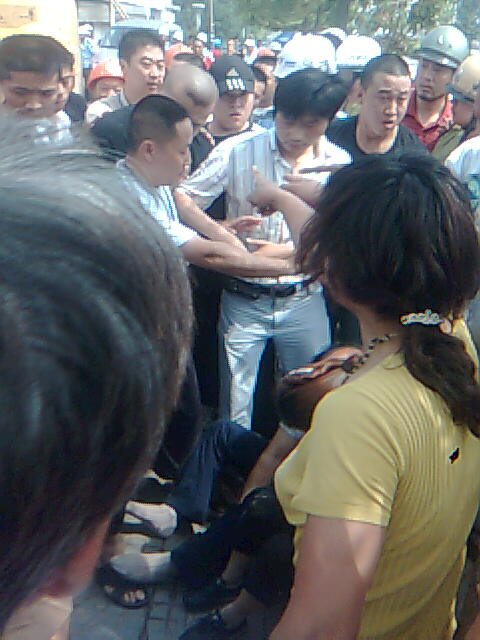 老百姓无端被打,幕后竟然是政府