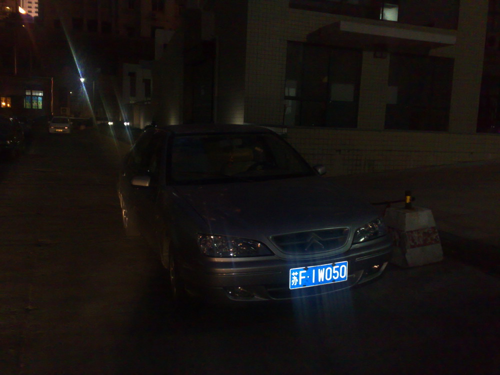 大家都来看看这辆没有公德心的私家车，鄙视他！