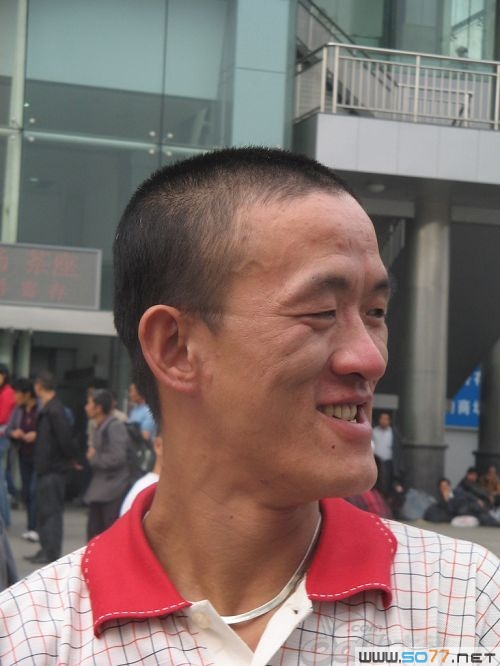 请大家看一个奇人的表演！