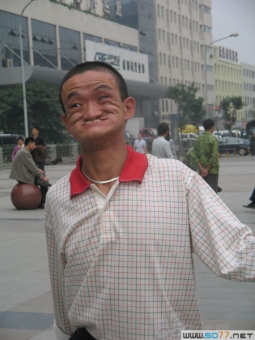 请大家看一个奇人的表演！