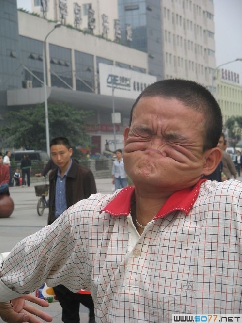 请大家看一个奇人的表演！