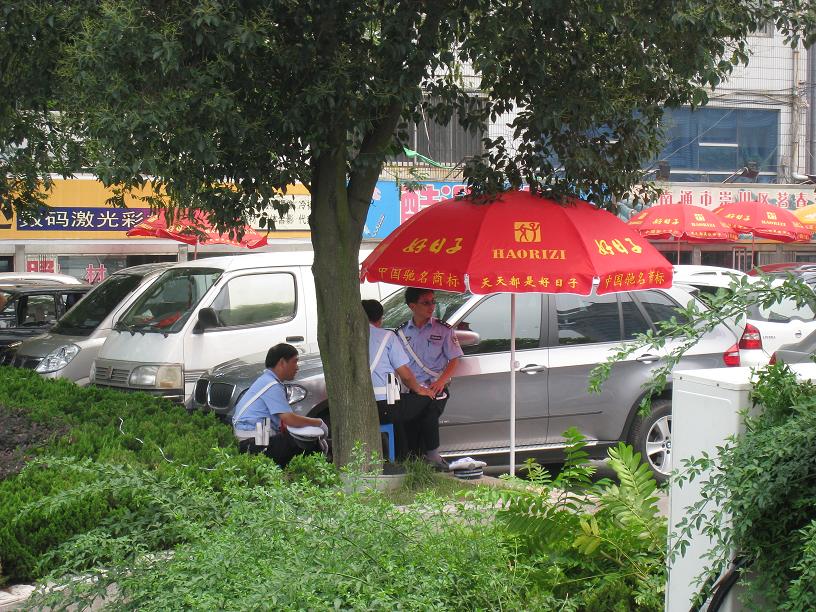 人民路华联路口的交警