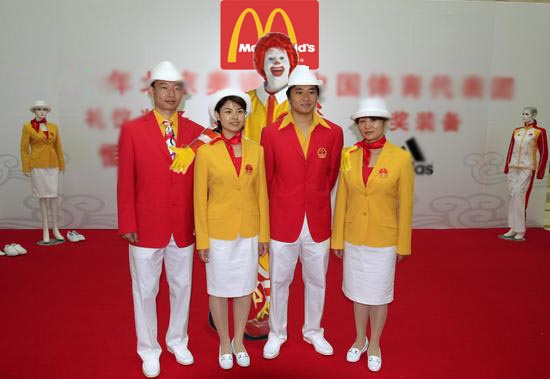 中国队出场的礼服怎么可以土成这样？