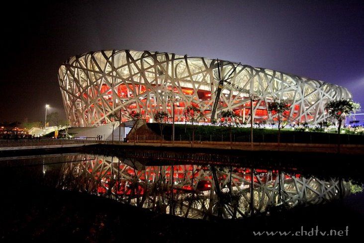 各位朋友来看一下夜幕下的鸟巢和水立方！！