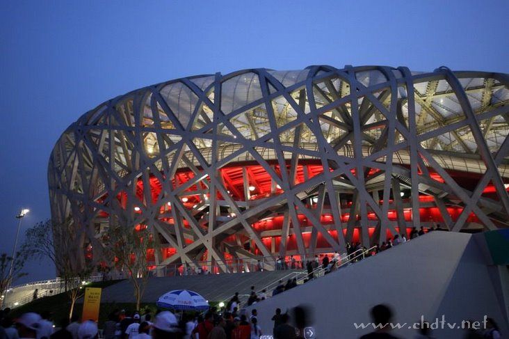 各位朋友来看一下夜幕下的鸟巢和水立方！！