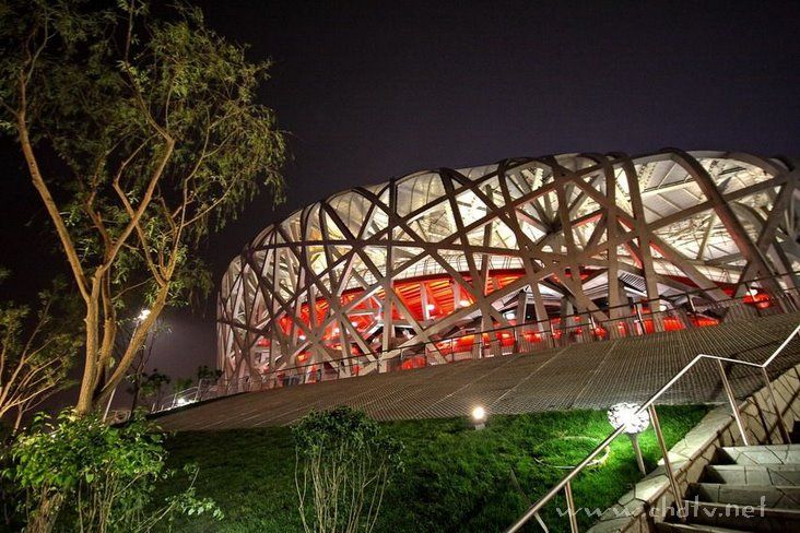 各位朋友来看一下夜幕下的鸟巢和水立方！！