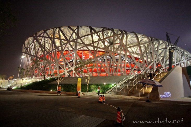 各位朋友来看一下夜幕下的鸟巢和水立方！！