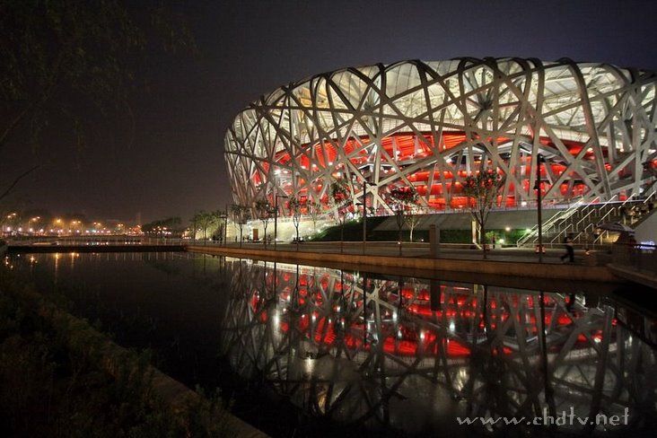 各位朋友来看一下夜幕下的鸟巢和水立方！！
