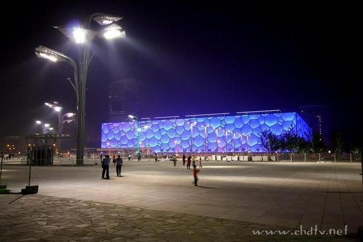 各位朋友来看一下夜幕下的鸟巢和水立方！！