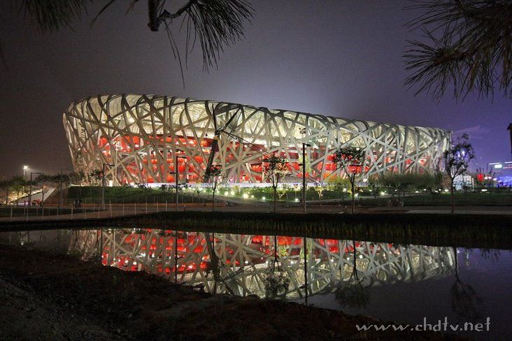 各位朋友来看一下夜幕下的鸟巢和水立方！！