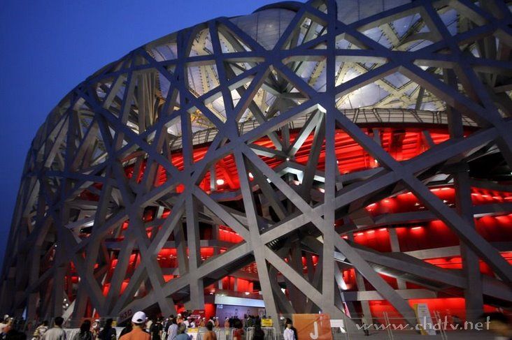 各位朋友来看一下夜幕下的鸟巢和水立方！！