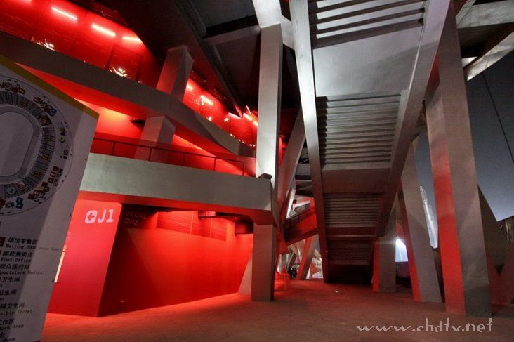 各位朋友来看一下夜幕下的鸟巢和水立方！！