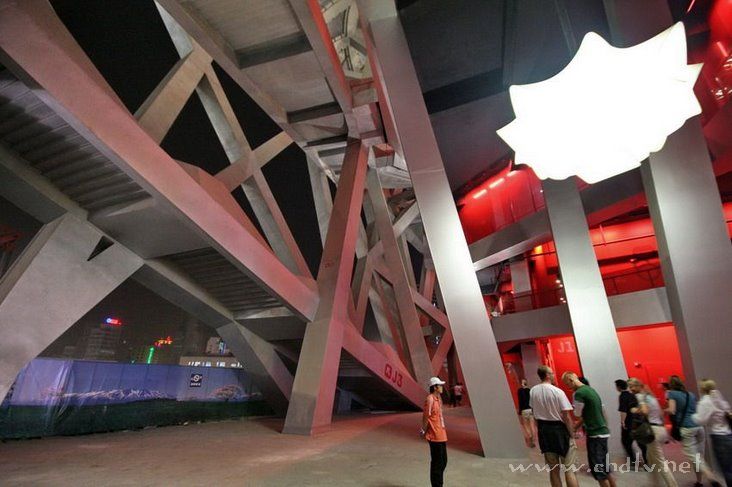 各位朋友来看一下夜幕下的鸟巢和水立方！！