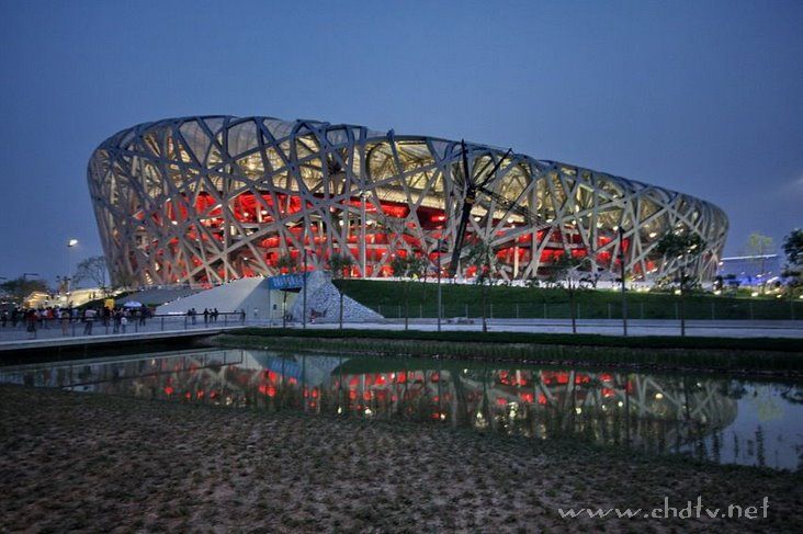 各位朋友来看一下夜幕下的鸟巢和水立方！！