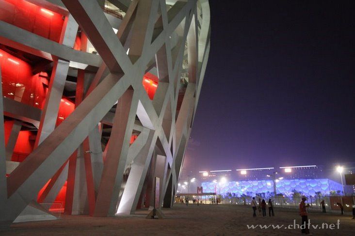 各位朋友来看一下夜幕下的鸟巢和水立方！！