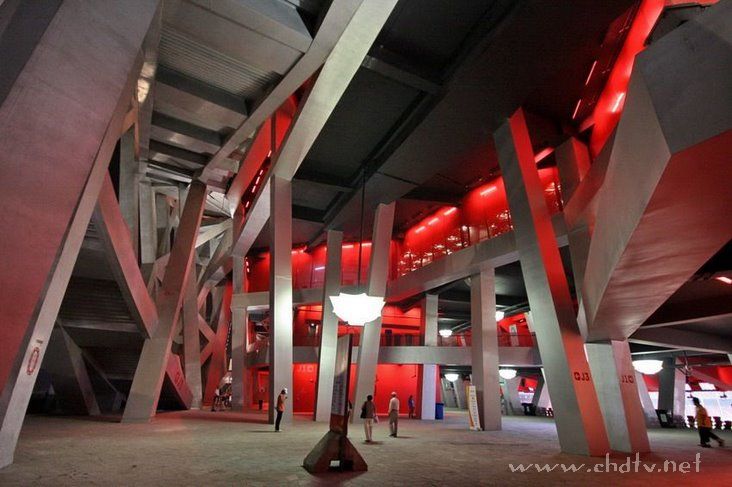 各位朋友来看一下夜幕下的鸟巢和水立方！！