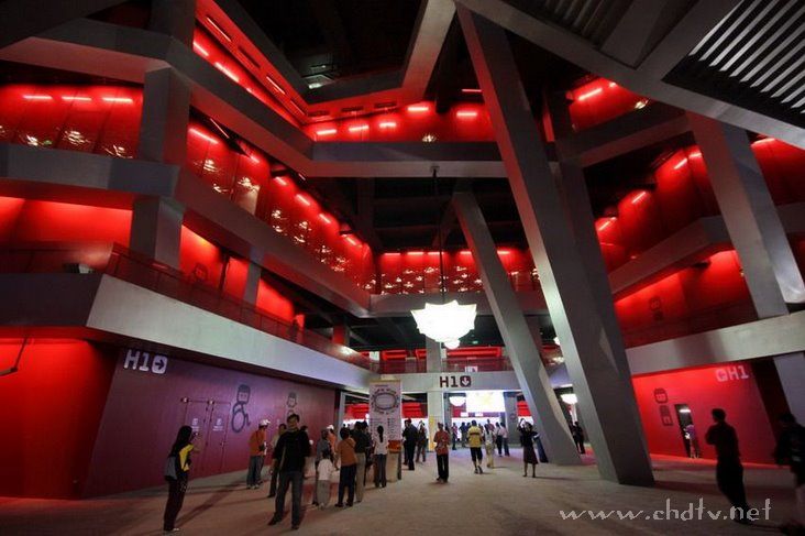 各位朋友来看一下夜幕下的鸟巢和水立方！！