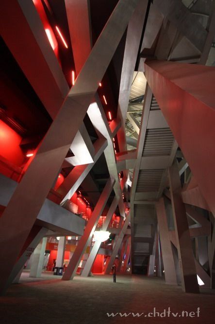 各位朋友来看一下夜幕下的鸟巢和水立方！！