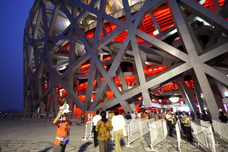 各位朋友来看一下夜幕下的鸟巢和水立方！！