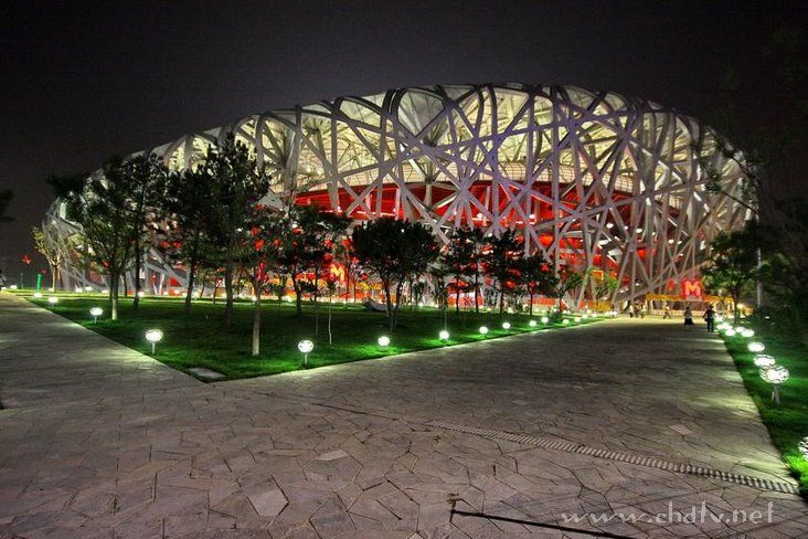 各位朋友来看一下夜幕下的鸟巢和水立方！！