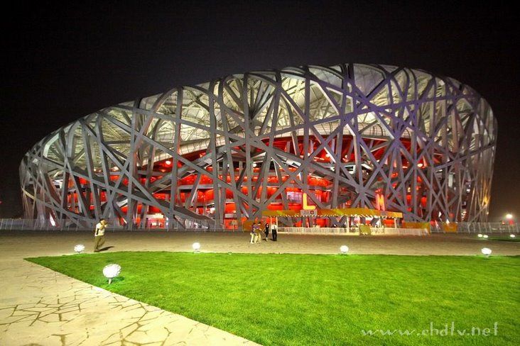 各位朋友来看一下夜幕下的鸟巢和水立方！！