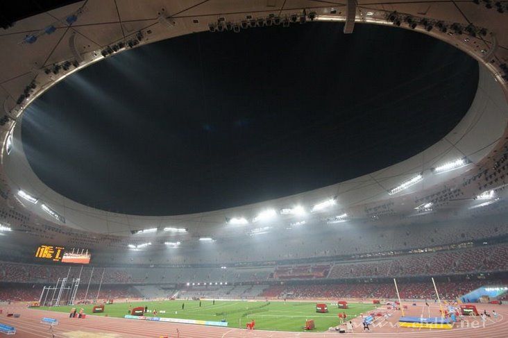 各位朋友来看一下夜幕下的鸟巢和水立方！！