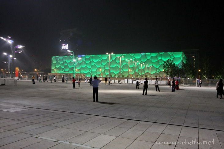 各位朋友来看一下夜幕下的鸟巢和水立方！！