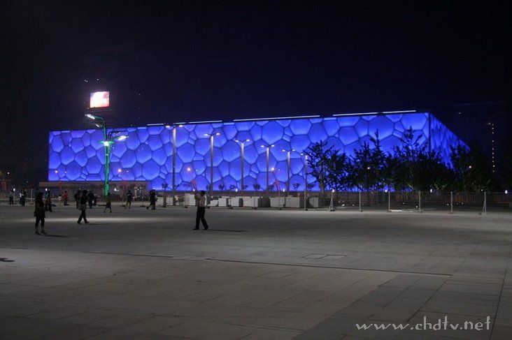 各位朋友来看一下夜幕下的鸟巢和水立方！！