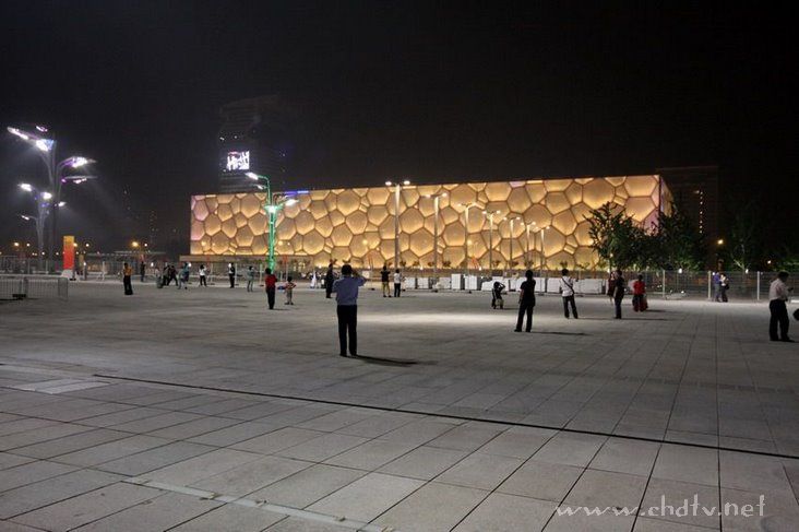 各位朋友来看一下夜幕下的鸟巢和水立方！！