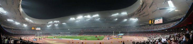 各位朋友来看一下夜幕下的鸟巢和水立方！！