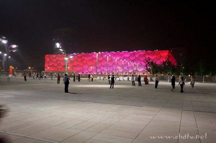 各位朋友来看一下夜幕下的鸟巢和水立方！！