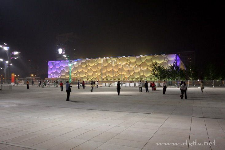 各位朋友来看一下夜幕下的鸟巢和水立方！！