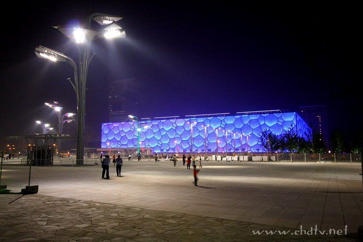 各位朋友来看一下夜幕下的鸟巢和水立方！！