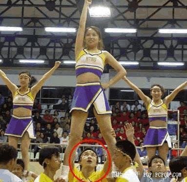 这个拉拉队员在看哪里？