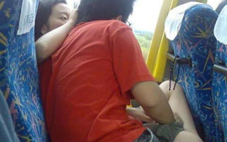 看一对长途车上的情侣！