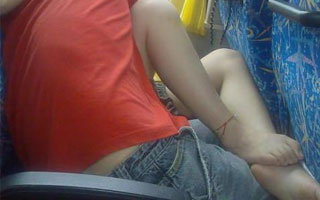 看一对长途车上的情侣！