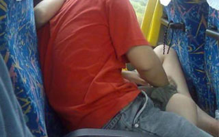 看一对长途车上的情侣！