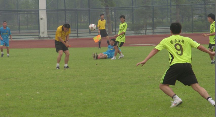 濠滨佳轩足球队暂列南通市奥克斯空调杯第一名