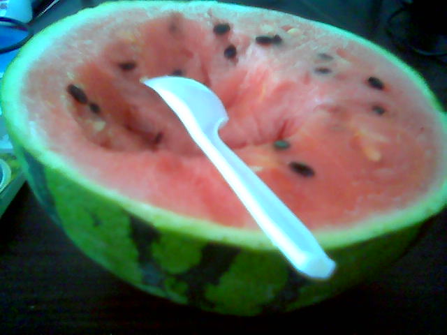 到冰箱拿半个西瓜来挖挖