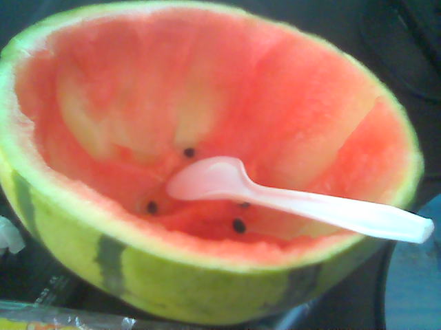 到冰箱拿半个西瓜来挖挖